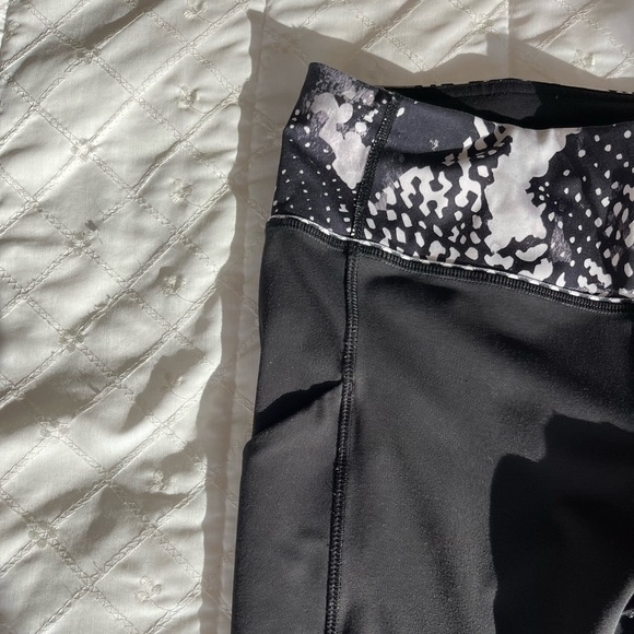 BLACK LULULEMON LEGGINGS - Picture 13 of 16